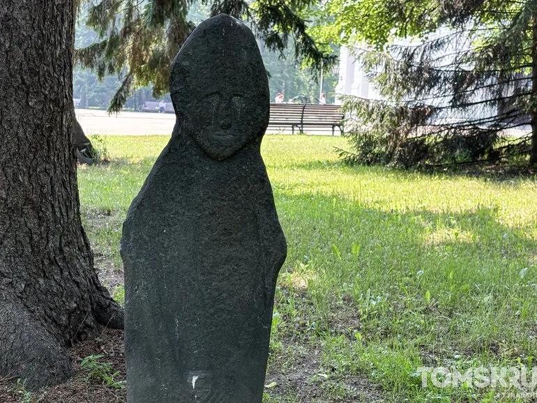 «Смайлик» уберут с лика каменной бабы в Университетской роще ТГУ