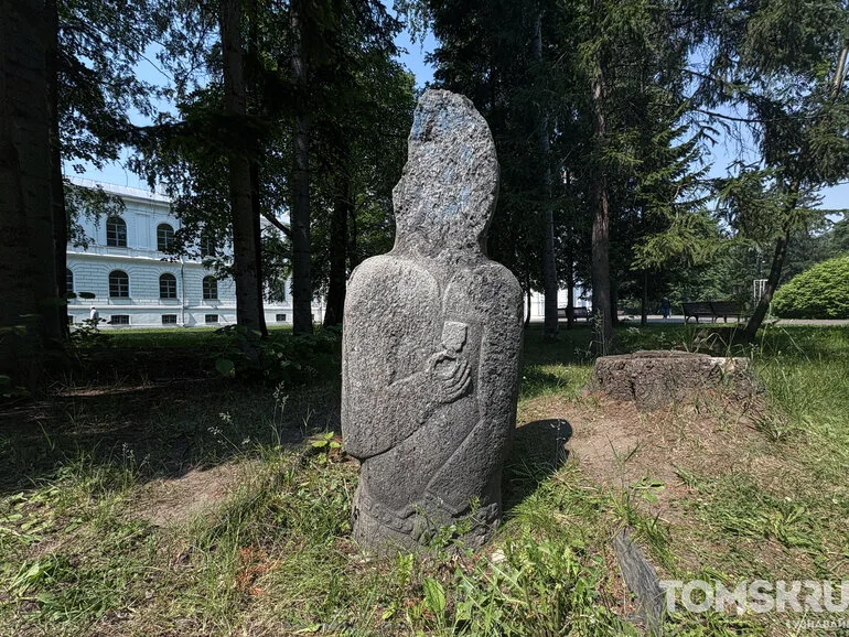 «Смайлик» уберут с лика каменной бабы в Университетской роще ТГУ