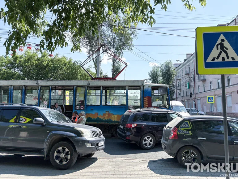 Трамвай и внедорожник столкнулись в центре Томска