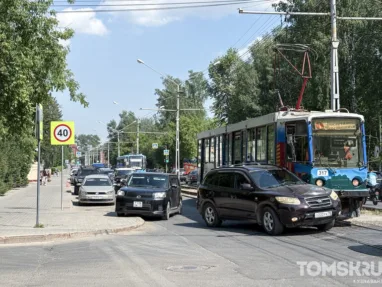 Трамвай и внедорожник столкнулись в центре Томска