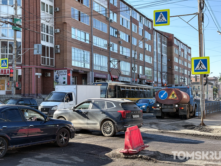 В Томске на улице Розы Люксембург троллейбус застрял в яме на путях (обновлено)