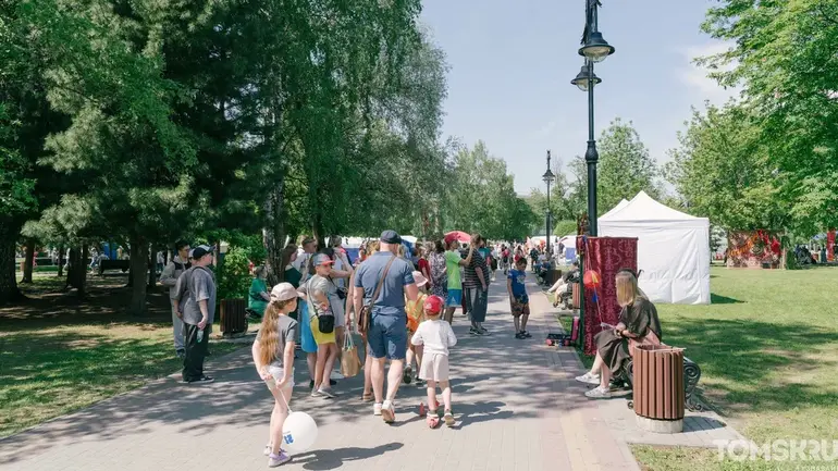 Как Томск гулял в День города: концерты, фестивали и десятки площадок на Ново-Соборной