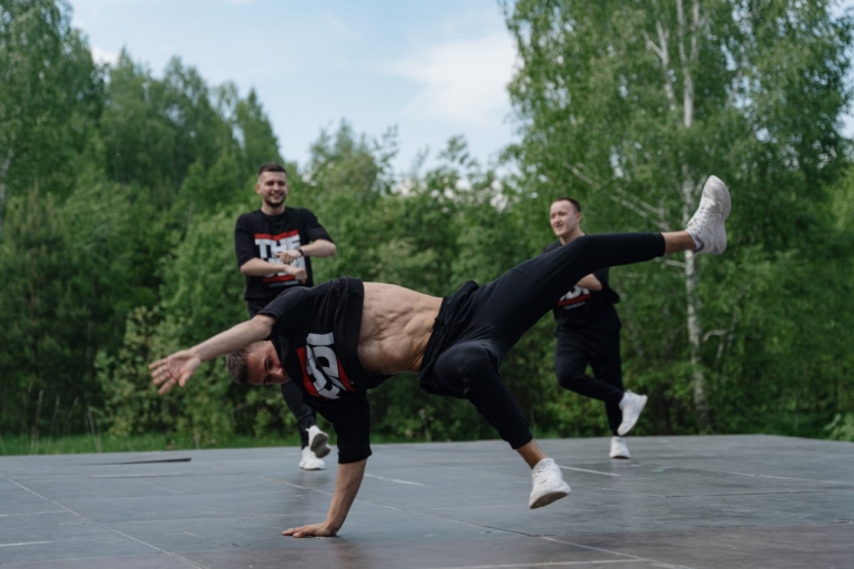 Светлый встречает яркое лето: в поселке открылся новый скейт-парк