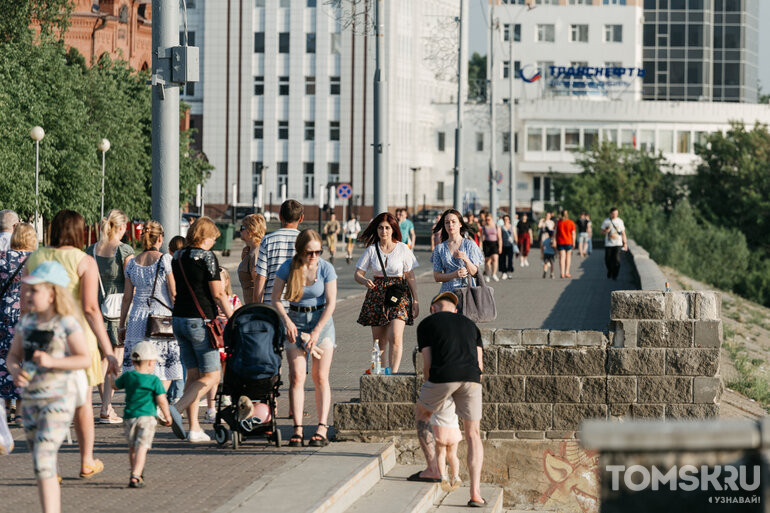 Семейная выплата, биометрия в самолет и QR-коды на границе: что меняется с 1 июня для жителей Томской области