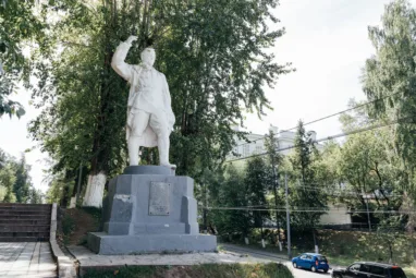 Революционера Кирова очистили от нежно-голубой краски в Томске