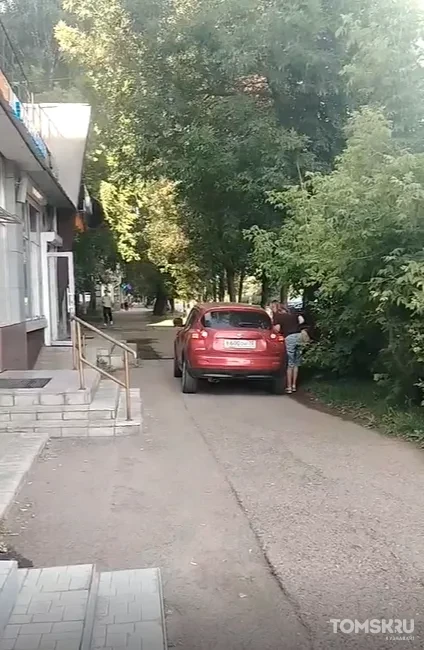 Мастера томской парковки: свидетели подъездов или одним колесом на дороге