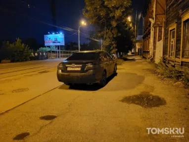 Мастера томской парковки: бунтарский мусорный бак или непроходимые препятствия