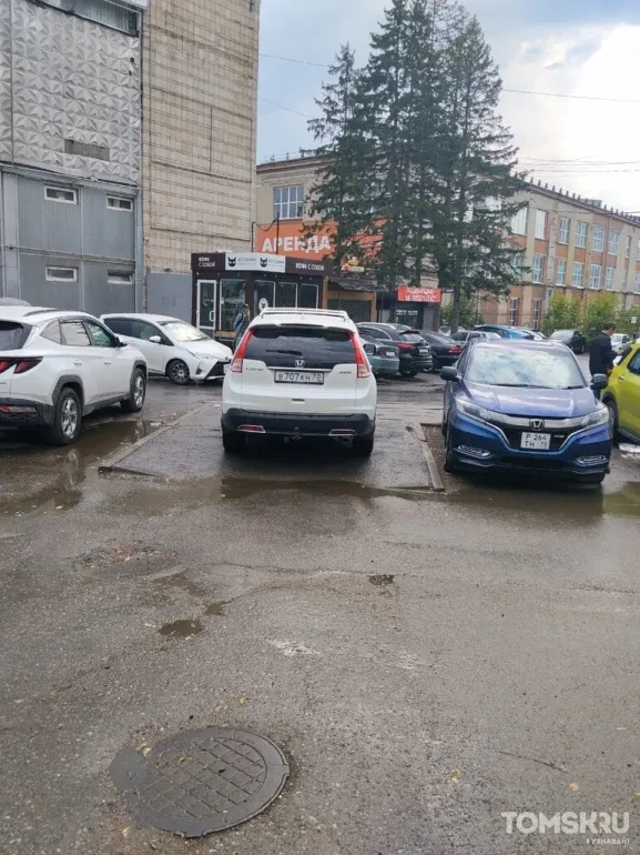 Мастера томской парковки: отчаянные самокаты или чужие ошибки