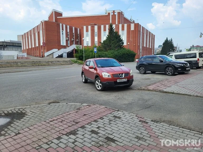 Мастера томской парковки: свидетели подъездов или одним колесом на дороге