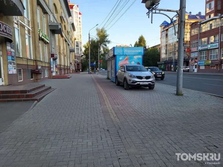 Мастера томской парковки: свидетели подъездов или одним колесом на дороге