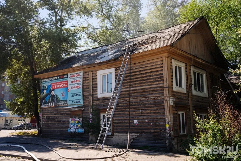 В Томске рядом со «Вкусно и точка» загорелся деревянный дом. Фото