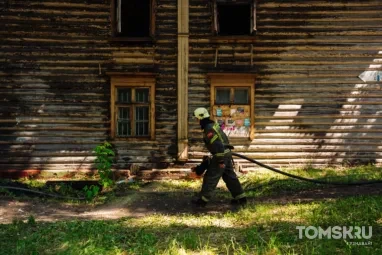 В Томске рядом со «Вкусно и точка» загорелся деревянный дом. Фото