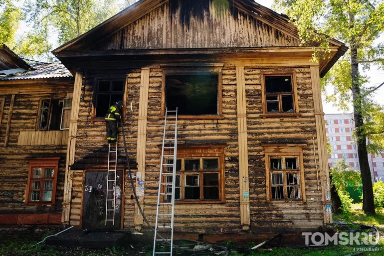 В Томске рядом со «Вкусно и точка» загорелся деревянный дом. Фото