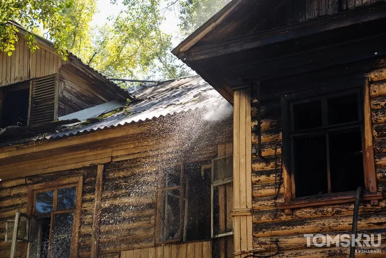 В Томске рядом со «Вкусно и точка» загорелся деревянный дом. Фото