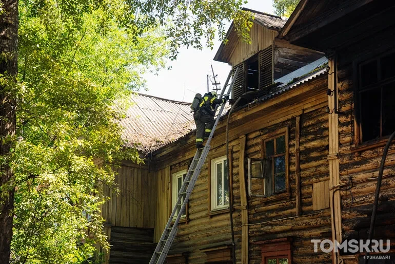 В Томске рядом со «Вкусно и точка» загорелся деревянный дом. Фото