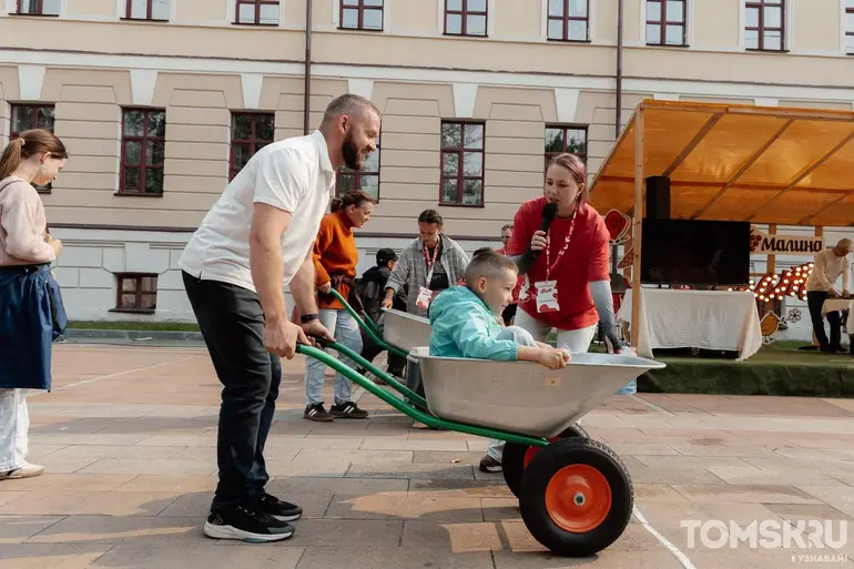 Томичи второй день гуляют на «Калина-Малина ФЕСТ»