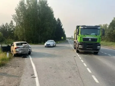 На Кузовлевском тракте в Томске грузовик протаранил легковушку