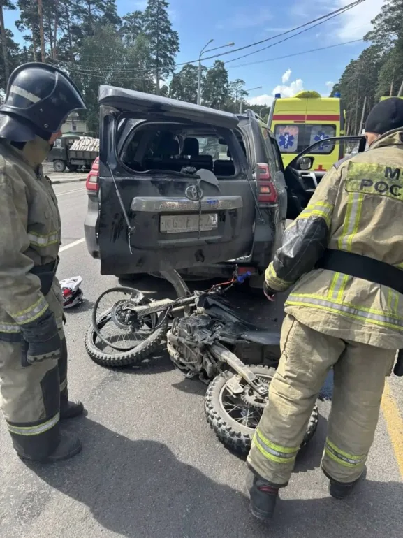 Томский подросток на питбайке врезался в Land Cruiser