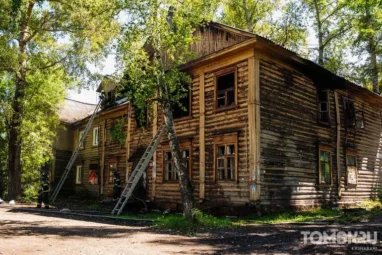 В Томске снесут ветхий горевший дом рядом с «Вкусно и точка»