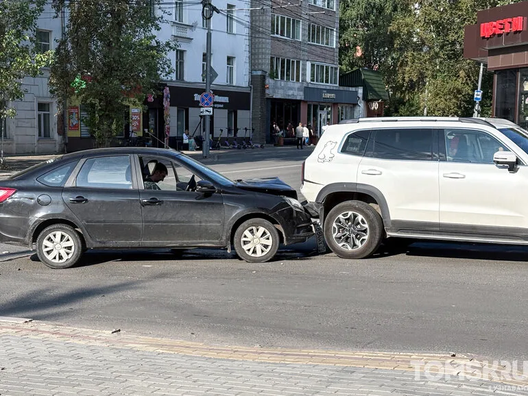 Тройное ДТП произошло на перекрестке Кирова — Вершинина в Томске