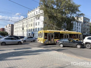 Тройное ДТП произошло на перекрестке Кирова — Вершинина в Томске