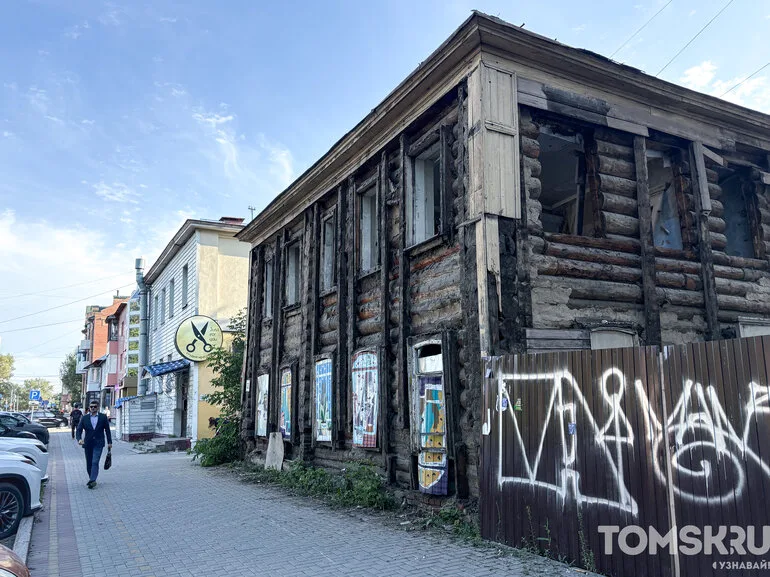 В Томске восстанавливают сгоревший «Дом за рубль» на Гагарина, 33