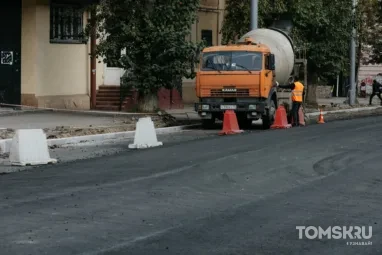 На Богдана Хмельницкого в Томске завершают укладку асфальта