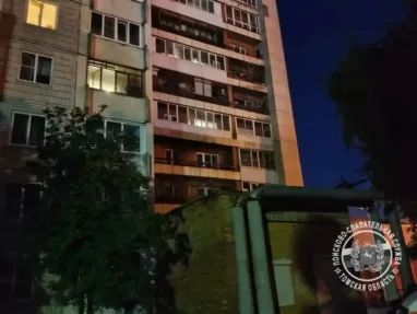 В Томске спасатели эвакуировали подростка, выпавшего из окна третьего этажа