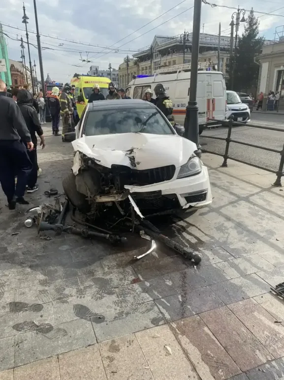 На проспекте Ленина в Томске иномарка сбила пешехода на тротуаре