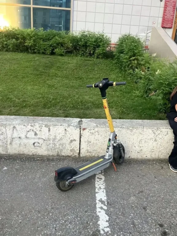 На парковке ТЦ в Томске Kia сбила 14-летнюю девочку на электросамокате