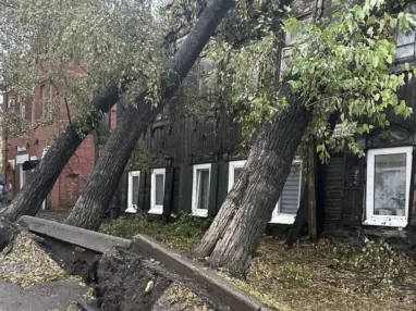 Ураган в Томске: деревья упали на крышу исторического дома