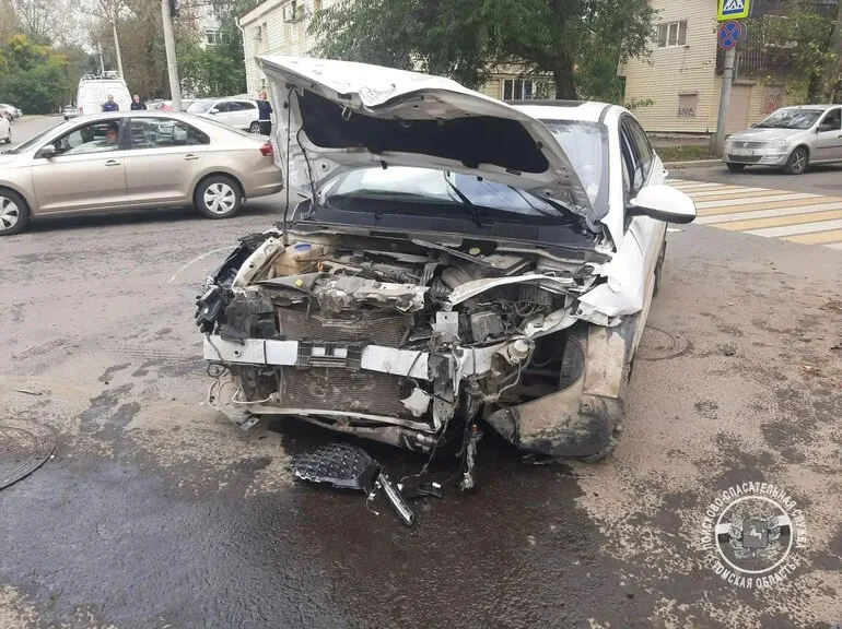 В Томске спасатели достали пострадавших из машин после ДТП