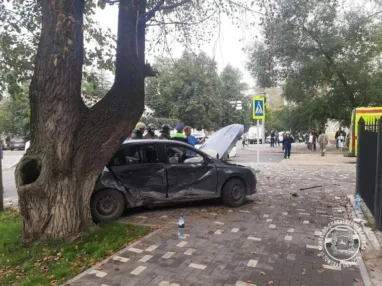 В Томске спасатели достали пострадавших из машин после ДТП