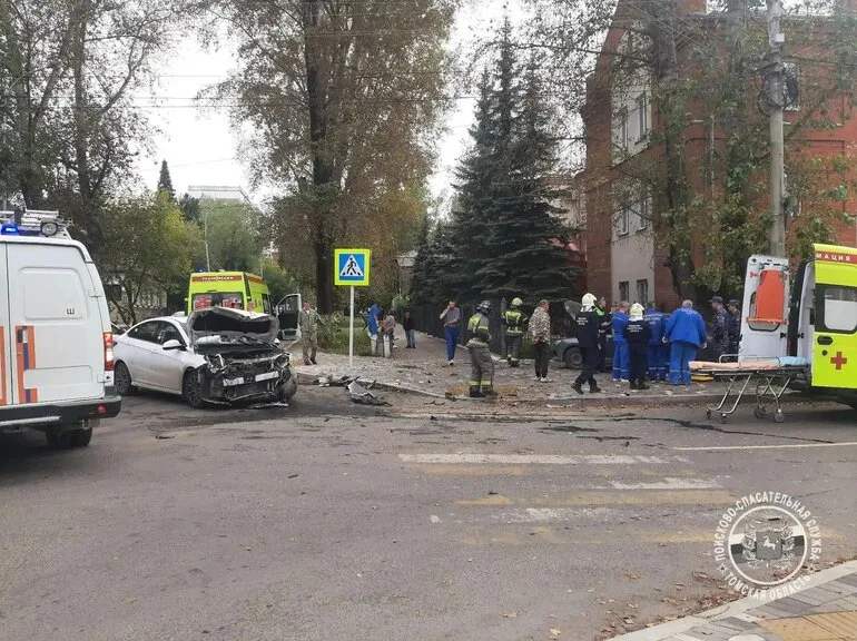 В Томске спасатели достали пострадавших из машин после ДТП