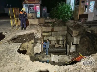 Спасатели достали людей из раскопки в Томске