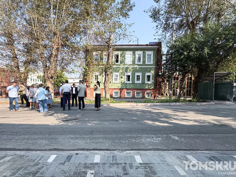 На Алтайской в Томске начали снимать старый разбитый асфальт