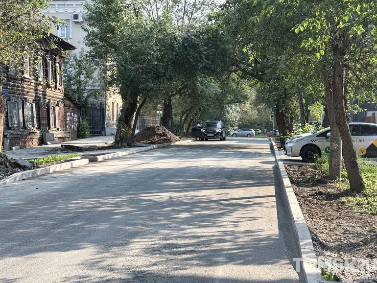 На Алтайской в Томске начали снимать старый разбитый асфальт
