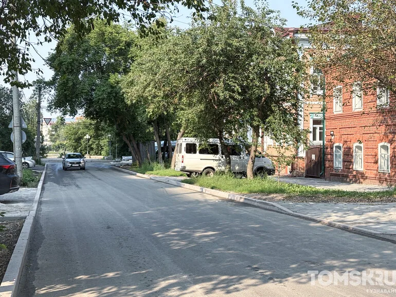 На Алтайской в Томске начали снимать старый разбитый асфальт