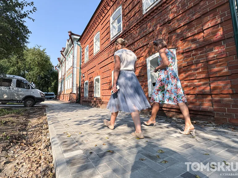 На Алтайской в Томске начали снимать старый разбитый асфальт