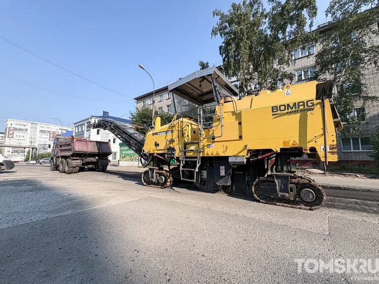 На Алтайской в Томске начали снимать старый разбитый асфальт
