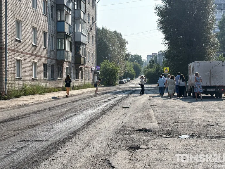На Алтайской в Томске начали снимать старый разбитый асфальт