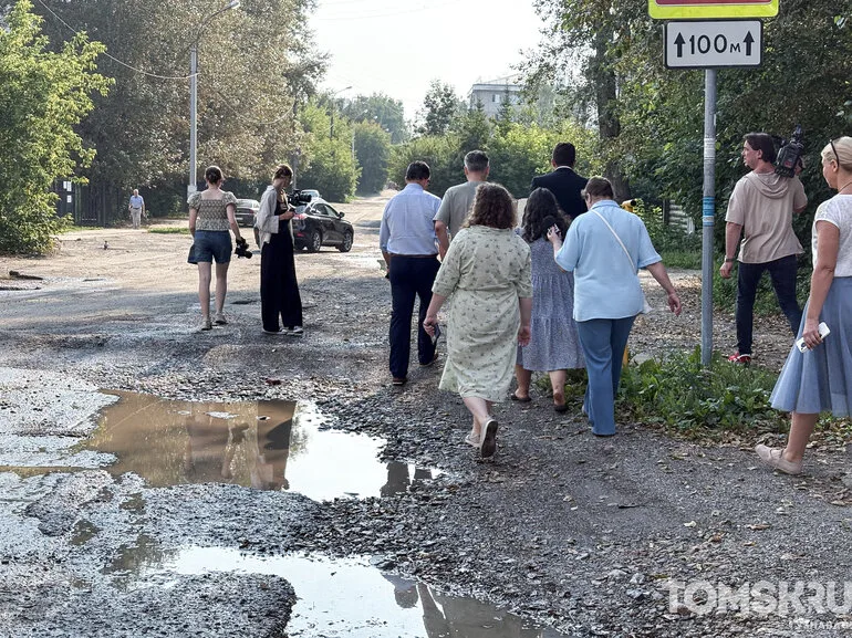 На Алтайской в Томске начали снимать старый разбитый асфальт
