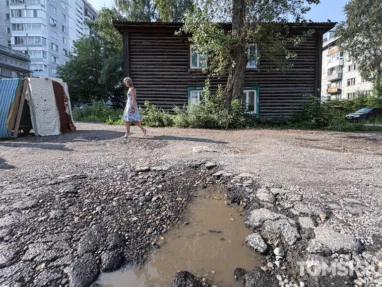 На Алтайской в Томске начали снимать старый разбитый асфальт