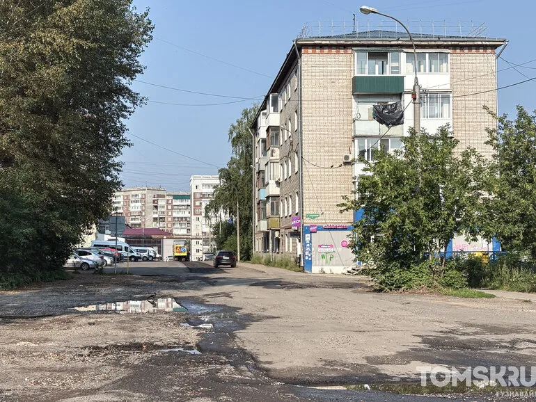 На Алтайской в Томске начали снимать старый разбитый асфальт