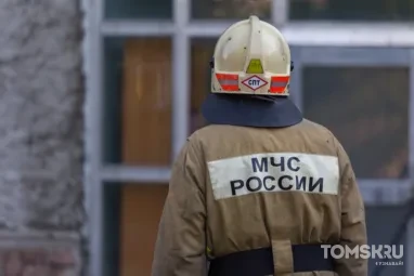 Автомобиль загорелся в гараже у жилого дома в Томске