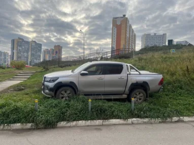 За неделю томские власти выявили 25 случаев парковки авто на газонах и детских площадках