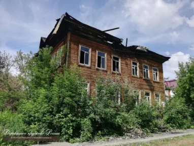 Исторический деревянный дом горит рядом с Белой мечетью в Томске