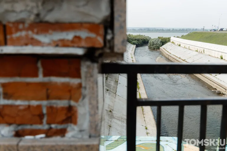 Гранит и плитка рассыпаются: что происходит с главной набережной Томска?