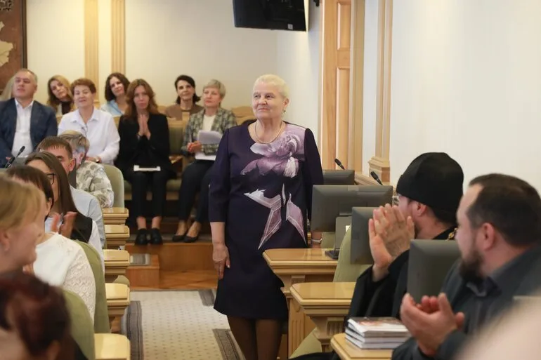 «Самые глубокие разговоры случаются дома»: в томской Законодательной думе наградили лучшие читающие семьи