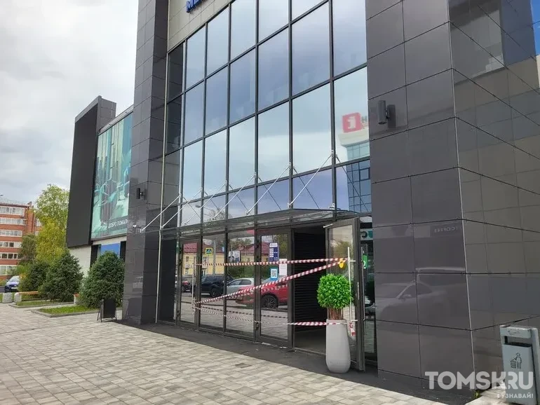 Огнеборцы более двух часов тушили ночной пожар на складе томского ТЦ «Экстра»